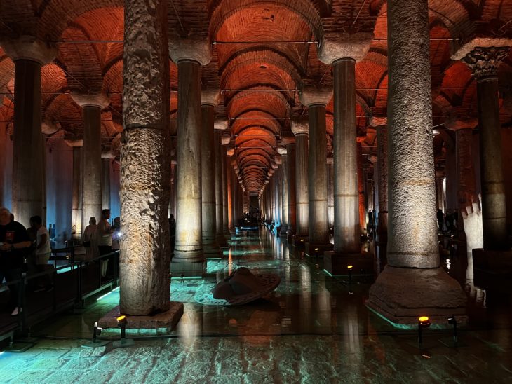Yerebatan Sarnıcı - İstanbul'da eşsiz bir yeraltı tesisi 📸 Zindanın 41 fotoğrafı
