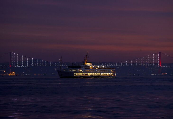 Türkiye'nin en büyük şehri İstanbul'da büyüleyici gün doğumu