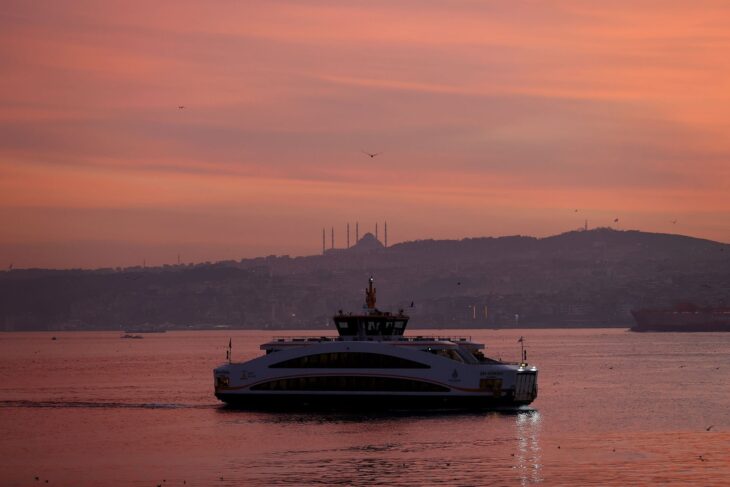 Türkiye'nin en büyük şehri İstanbul'da büyüleyici gün doğumu