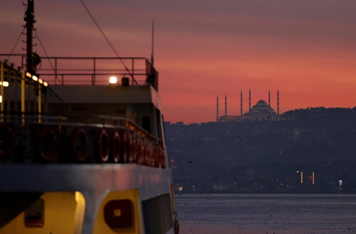 Türkiye'nin en büyük şehri İstanbul'da büyüleyici gün doğumu