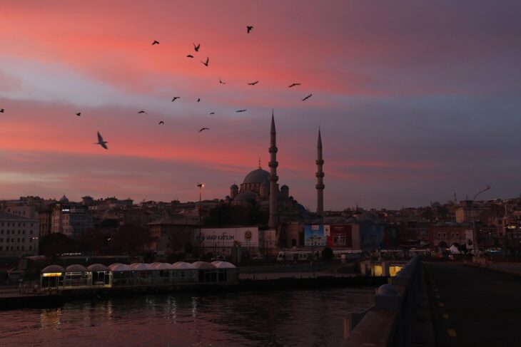 Türkiye'nin en büyük şehri İstanbul'da büyüleyici gün doğumu